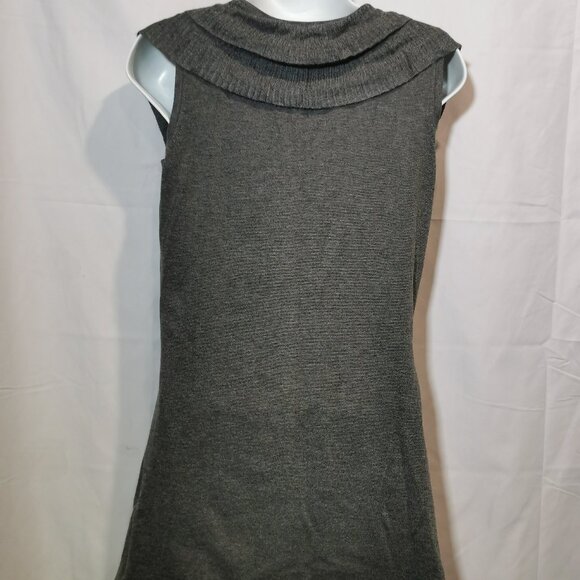 Double Ruffle Neckline Knit Sweater Tank Size S EUC #133 - Picture 4 of 9